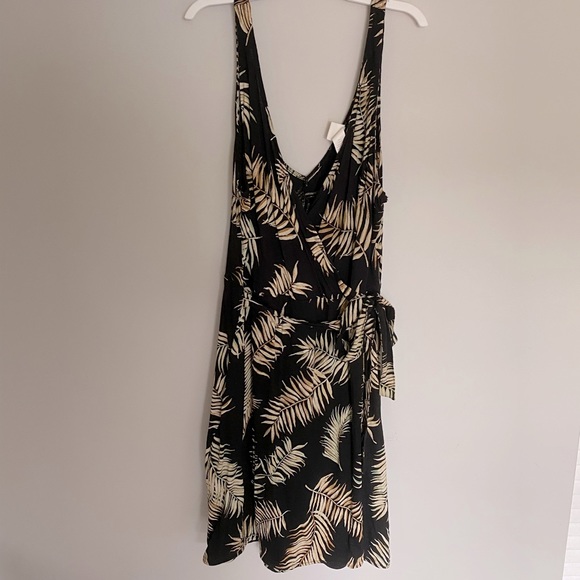 H&M Dresses & Skirts - H&M leaf dress